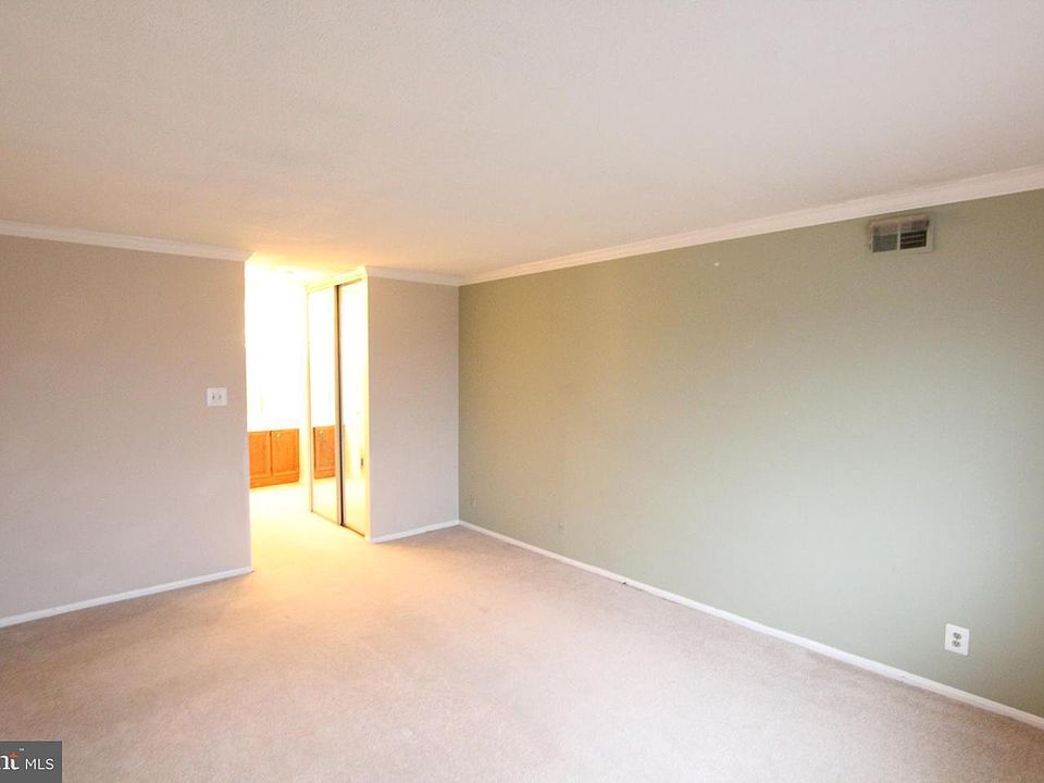 1st image of 307 Yoakum Pkwy APT 307