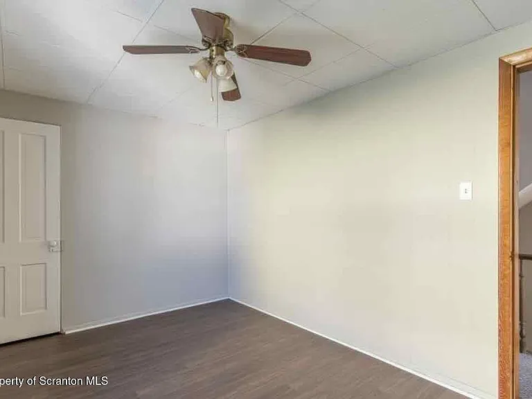 112 E Grove St — Photo 5
