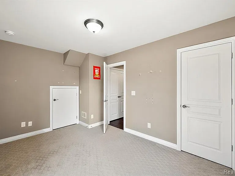 2877 Hartwick Dr — Photo 44