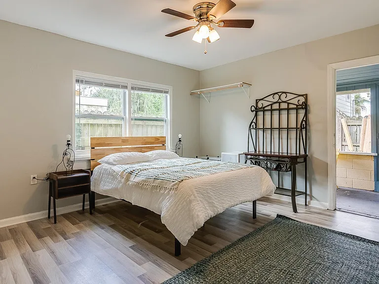 1228 E Henry St — Photo 14