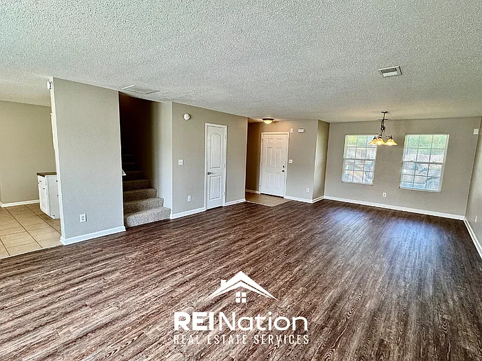 3 bed, 2.5 bath, 2349 sqft, $1,995 — Photo 2