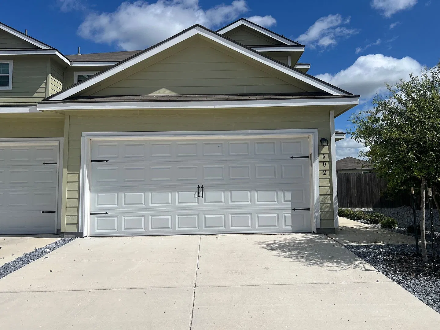 2-Story Luxury duplex in Seguin — Photo 2