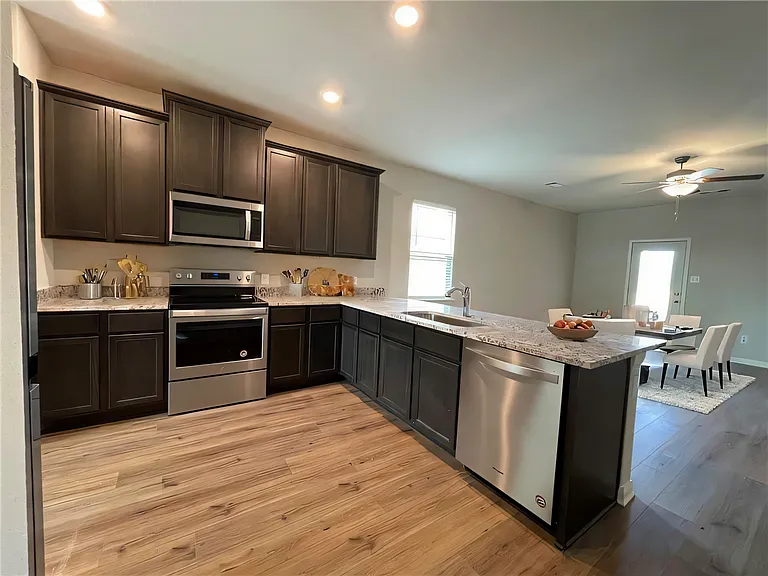 508 Republic Dr — Photo 3