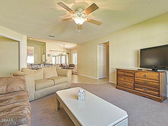 3rd image of 12 Oak Brook Dr