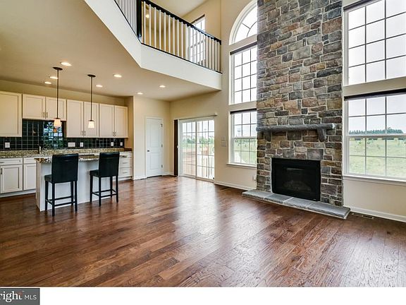 5th image of 610 Irish Ct