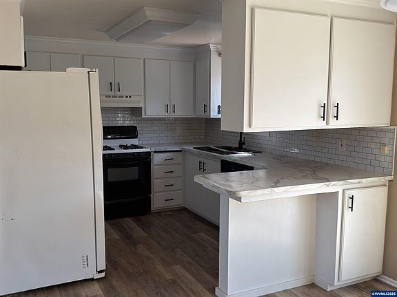 5th image of 442 Cedar St