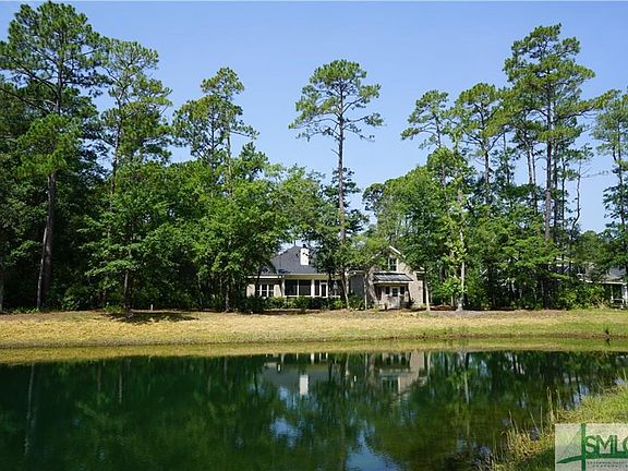 Convenient location in Moon River with Lagoon Views