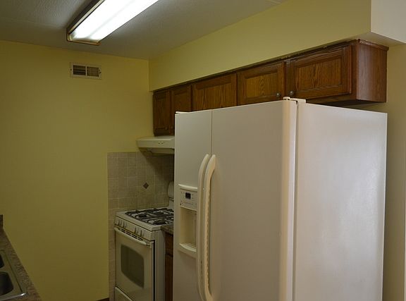 3rd image of 7131 166th St APT 103