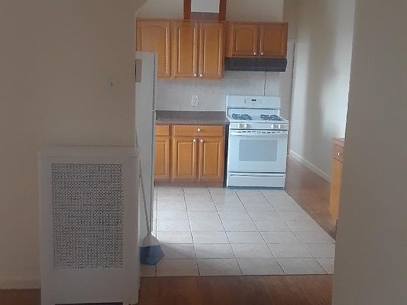 2nd image of 658 E 234th St