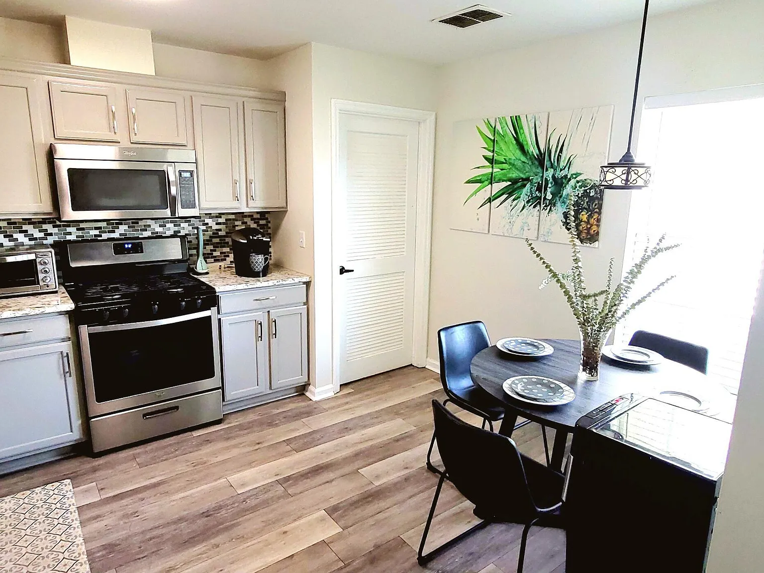 3 bed, 2.0 bath, 1196 sqft, $2,100 — Photo 4