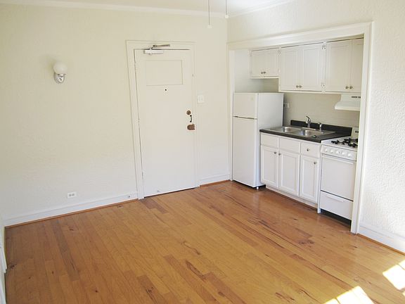 3rd image of 5727 N Winthrop Ave APT 208