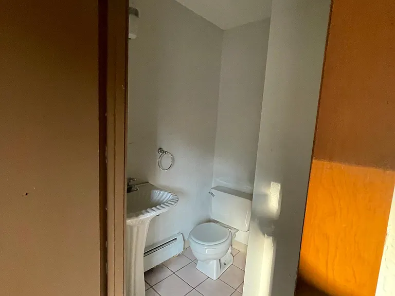 100 Artesian Dr — Photo 4
