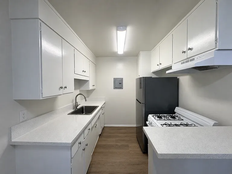 437 W Glenoaks Blvd #6 — Photo 5