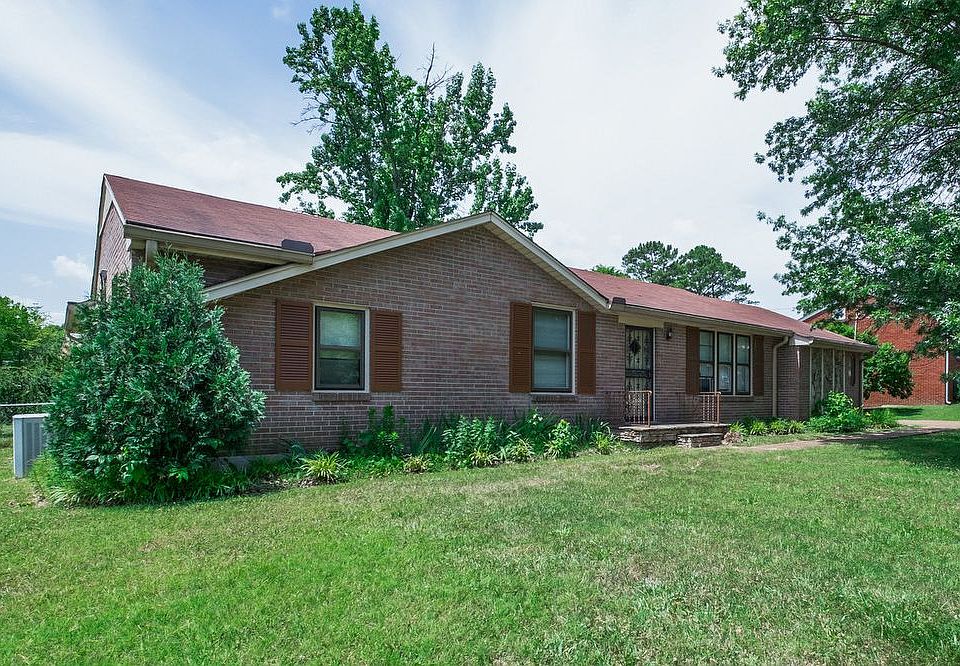 1st image of 405 Lynn Dr