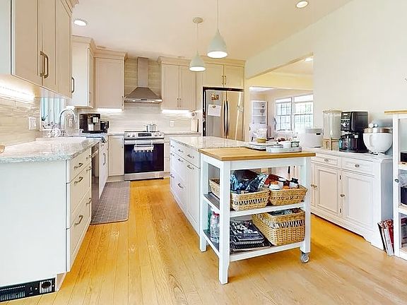 5th image of 118 Simsbury Dr