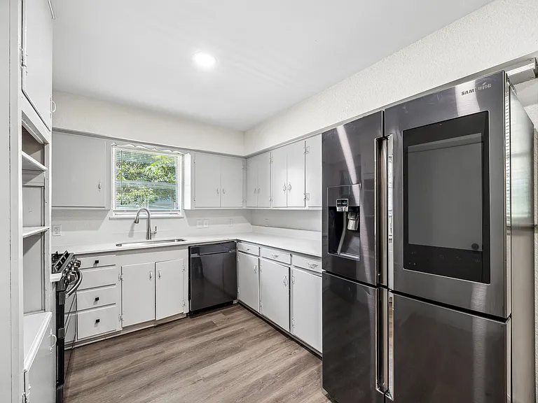 232 Hallmark Dr W — Photo 4