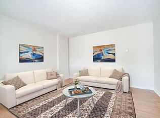 818A The Queensway, Toronto, ON M8Z 1P7