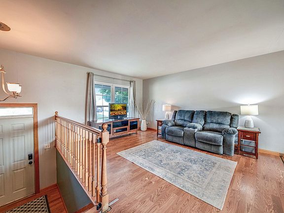5th image of 322 Empire Dr