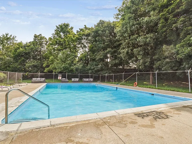 2121 Rathburn Rd E — Photo 10