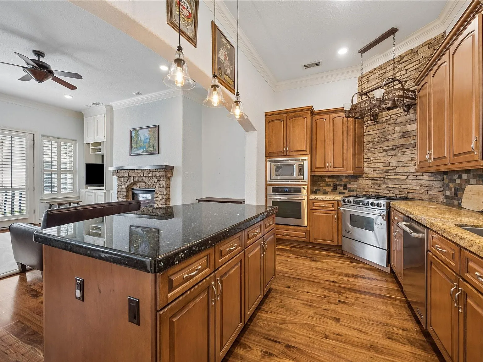 3 bed, 3.5 bath, 2548 sqft, $3,995 — Photo 3