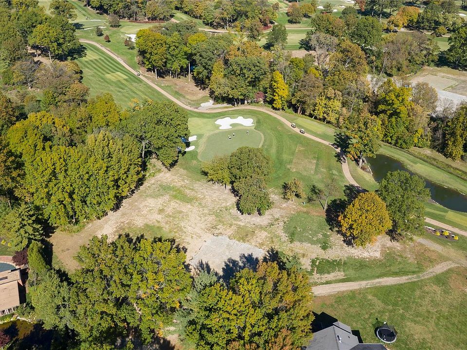 1st image of 16 Bellerive Country Club Grounds Dr
