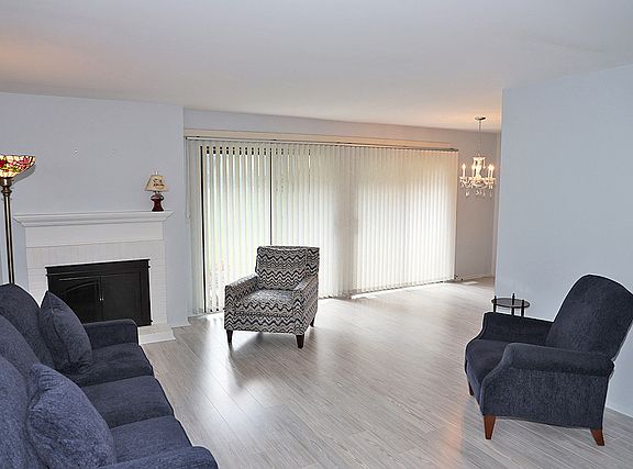 3rd image of 220 Oak Knoll Ct