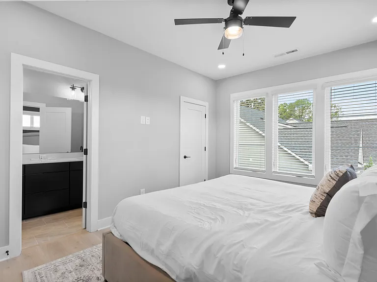 206 Freeland Ln — Photo 18