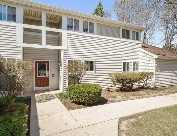 863 W Puetz Rd — Photo 2