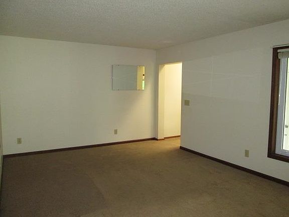 4th image of 5 Plaza Blvd