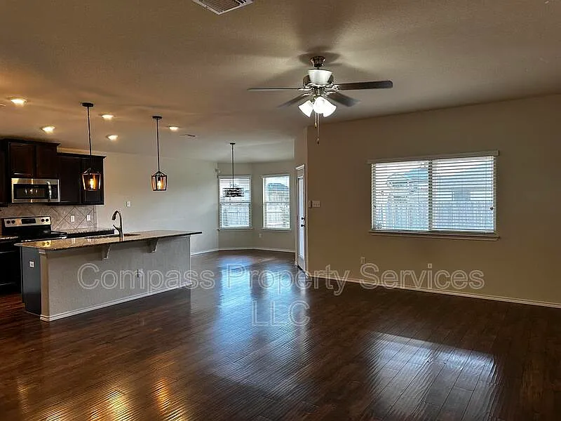3 bed, 2.0 bath, 1688 sqft, $2,300 — Photo 3
