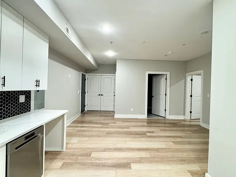 Gorgeous New Diamond St Construction Boasting Luxury Finishes — Photo 31