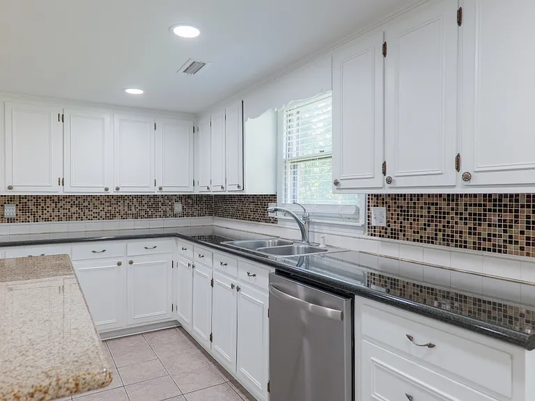 4104 Lantern Ln — Photo 8