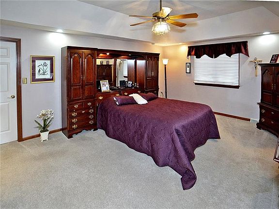 3rd image of 119 Trotwood Dr