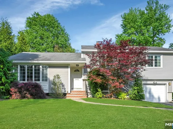 34 Eastbrook Dr, River Edge, NJ 07661