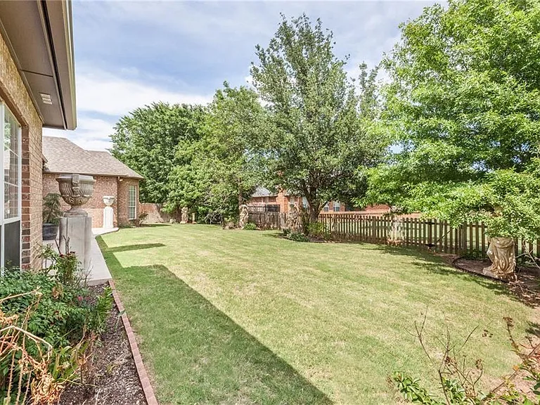 14708 Lamplight Ln — Photo 3