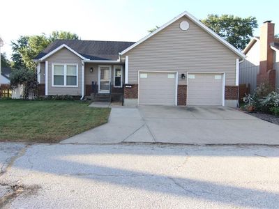 136 E Nelson Cir, Olathe, KS, 66061