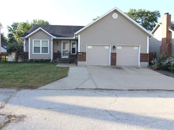 136 E Nelson Cir, Olathe, KS 66061