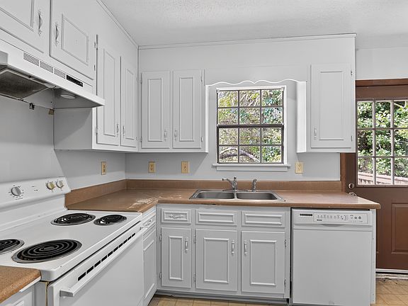 5th image of 621 33rd St E APT D