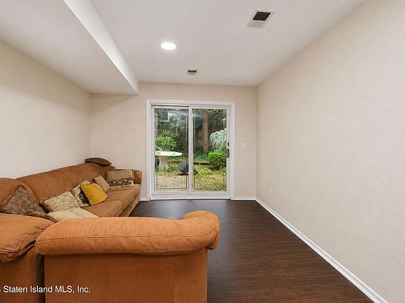 4th image of 152 Rice Ave