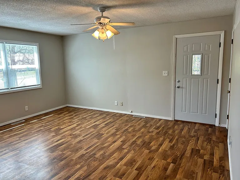 914 W Ash St — Photo 2