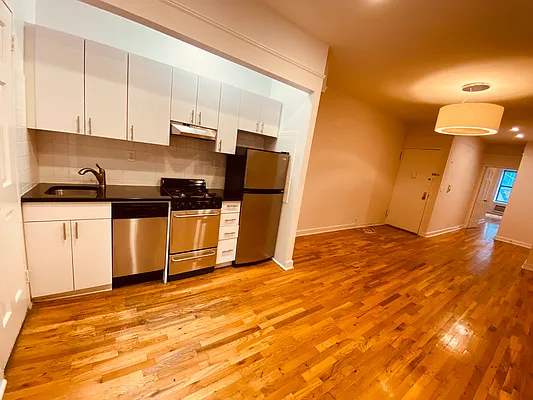 Rented by Metropolis Real Estate of Manhattan | media 7