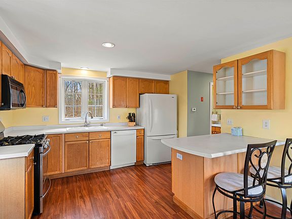 2nd image of 5 Magnolia Lane