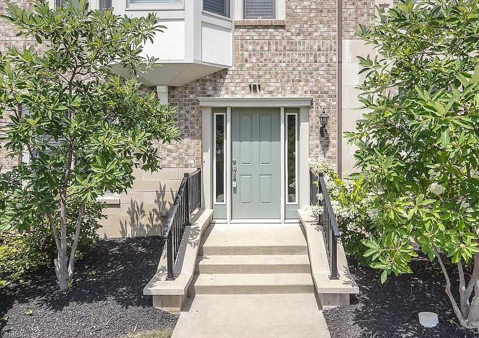 1st image of 121 Ashbourne Dr #32