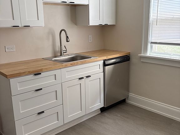 4th image of 10214 Champion Ave