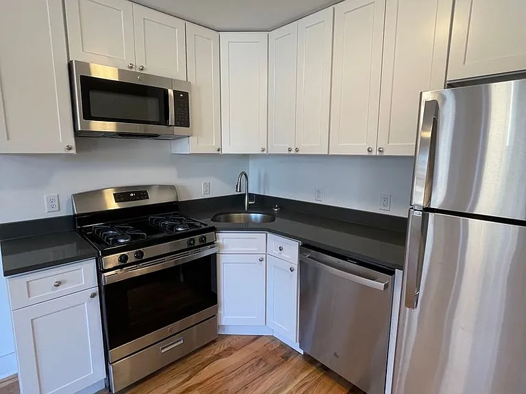 136 S. Clark St. — Photo 2