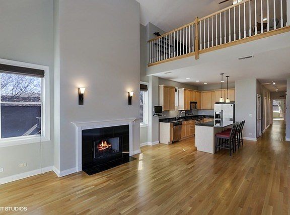 3rd image of 2323 W Montrose Ave APT 3E