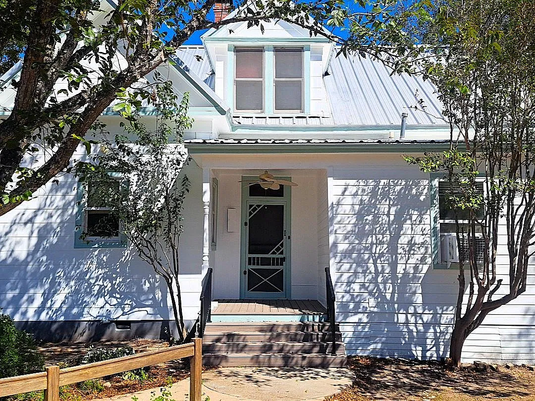 4 bed, 2.5 bath, 1947 sqft, $2,000 — Photo 2