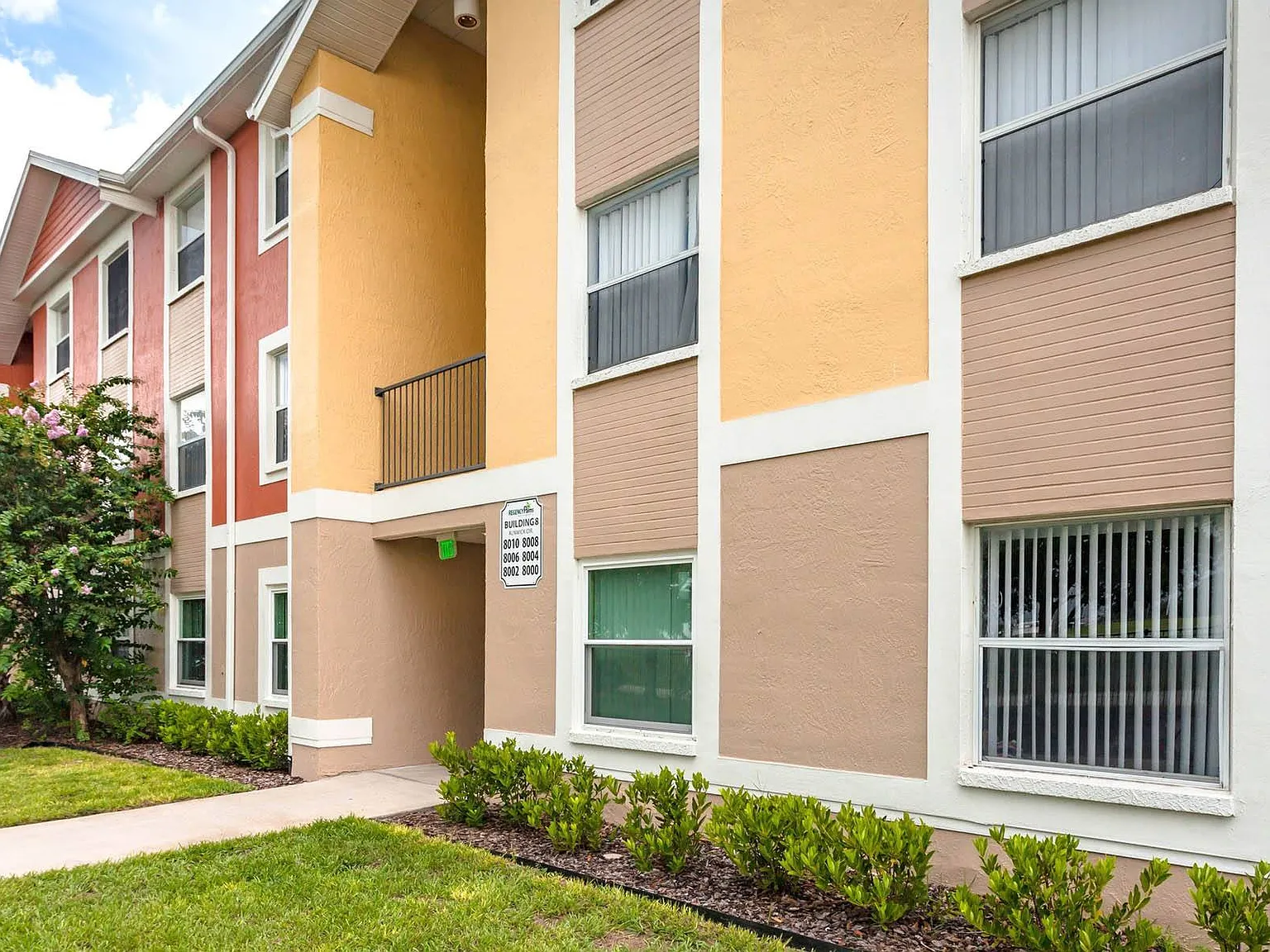 Regency Palms Apartments — Photo 2