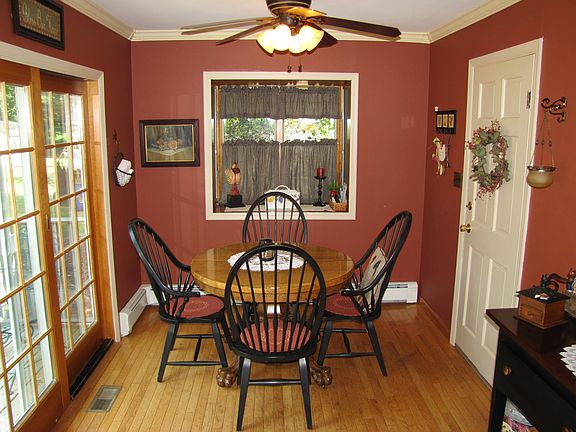Kitchen dining area w/greenhouse window