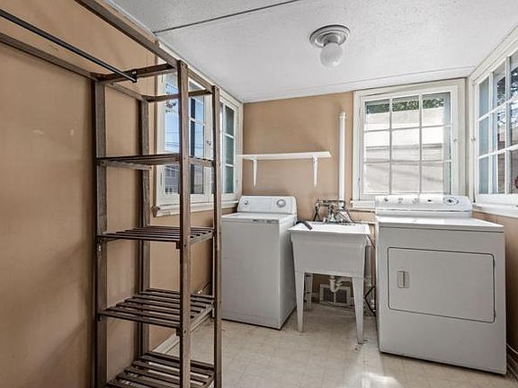 5th image of 2055 Fairmount Ave #B